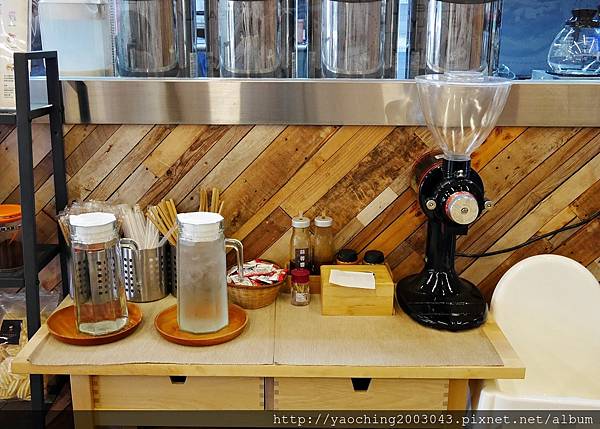 台中西區 早安公雞忠誠店，近期相當火紅的早餐也進駐SOGO/勤美商圈，喜歡厚實感就挑浩克級腿肉，酷愛熱情辣度就選火爆公雞吧，真的會辣