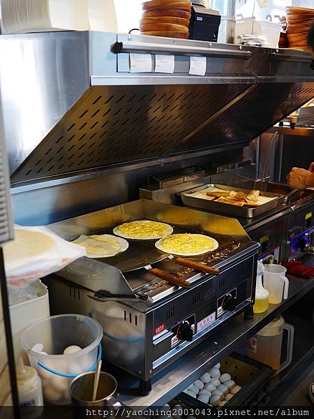 台中西區 早安公雞忠誠店，近期相當火紅的早餐也進駐SOGO/勤美商圈，喜歡厚實感就挑浩克級腿肉，酷愛熱情辣度就選火爆公雞吧，真的會辣