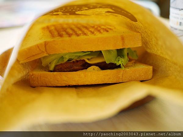 台中西區 早安公雞忠誠店，近期相當火紅的早餐也進駐SOGO/勤美商圈，喜歡厚實感就挑浩克級腿肉，酷愛熱情辣度就選火爆公雞吧，真的會辣