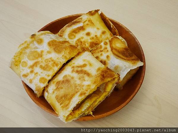 台中西區 早安公雞忠誠店，近期相當火紅的早餐也進駐SOGO/勤美商圈，喜歡厚實感就挑浩克級腿肉，酷愛熱情辣度就選火爆公雞吧，真的會辣