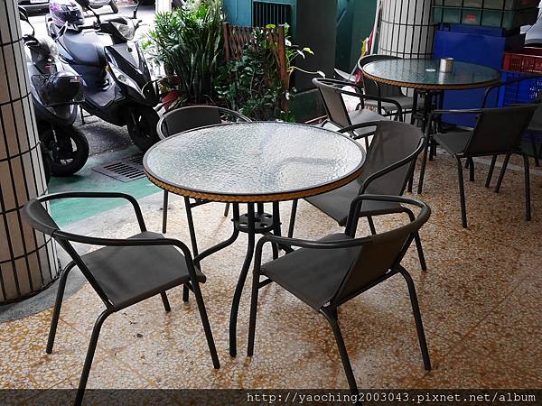 台中西區 早安公雞忠誠店，近期相當火紅的早餐也進駐SOGO/勤美商圈，喜歡厚實感就挑浩克級腿肉，酷愛熱情辣度就選火爆公雞吧，真的會辣