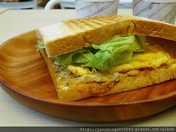 台中西區 早安公雞忠誠店，近期相當火紅的早餐也進駐SOGO/勤美商圈，喜歡厚實感就挑浩克級腿肉，酷愛熱情辣度就選火爆公雞吧，真的會辣