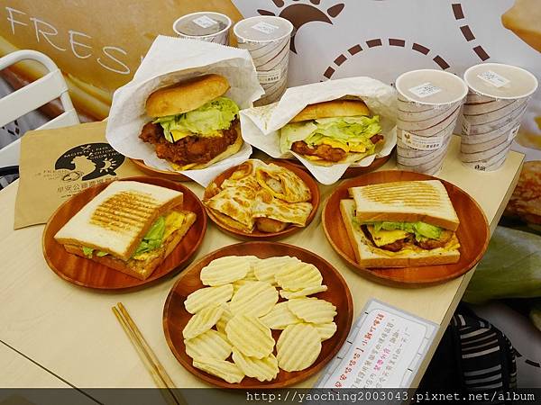 台中西區 早安公雞忠誠店，近期相當火紅的早餐也進駐SOGO/勤美商圈，喜歡厚實感就挑浩克級腿肉，酷愛熱情辣度就選火爆公雞吧，真的會辣