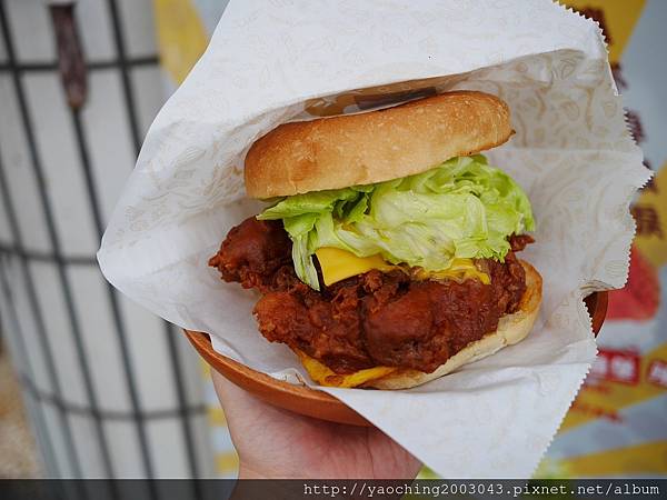 台中西區 早安公雞忠誠店，近期相當火紅的早餐也進駐SOGO/勤美商圈，喜歡厚實感就挑浩克級腿肉，酷愛熱情辣度就選火爆公雞吧，真的會辣