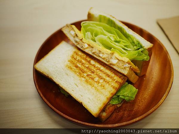 台中西區 早安公雞忠誠店，近期相當火紅的早餐也進駐SOGO/勤美商圈，喜歡厚實感就挑浩克級腿肉，酷愛熱情辣度就選火爆公雞吧，真的會辣