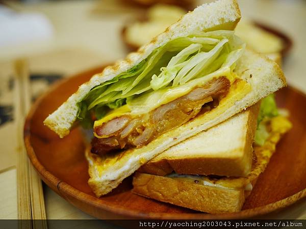 台中西區 早安公雞忠誠店，近期相當火紅的早餐也進駐SOGO/勤美商圈，喜歡厚實感就挑浩克級腿肉，酷愛熱情辣度就選火爆公雞吧，真的會辣