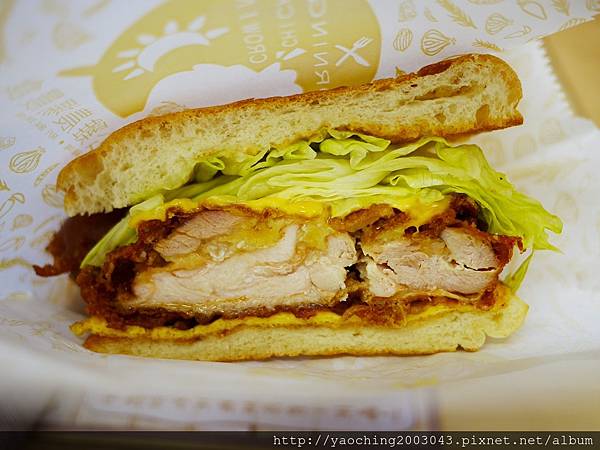 台中西區 早安公雞忠誠店，近期相當火紅的早餐也進駐SOGO/勤美商圈，喜歡厚實感就挑浩克級腿肉，酷愛熱情辣度就選火爆公雞吧，真的會辣