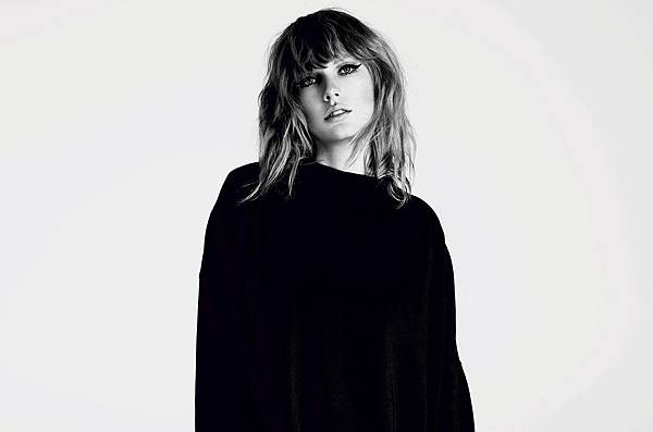 02-taylor-swift-press-photo-2017-a-billboard-1548.jpg