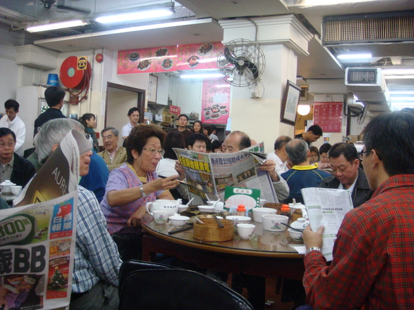 就跟港劇所看到的一樣,不少人是帶著早報來飲茶店裡慢慢地消磨時光