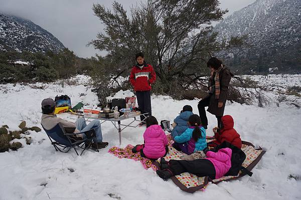 繼續在雪地上野餐