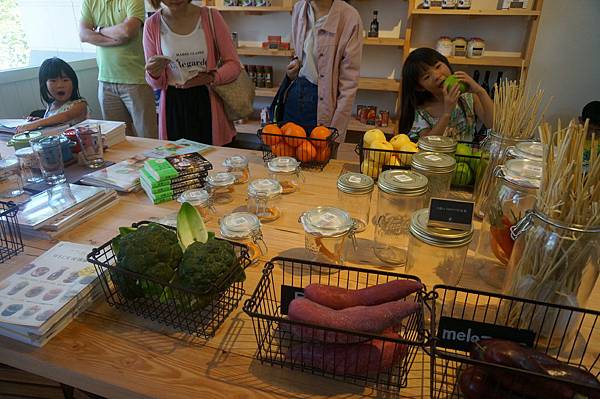 餐廳內有一個小小商品區，販賣義氏食材