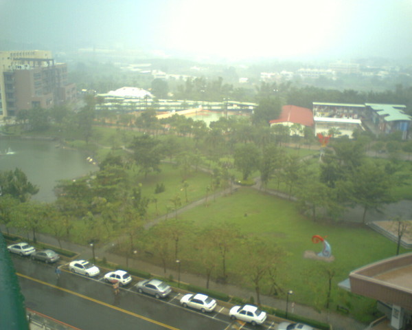 下雨中的校園