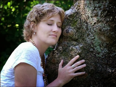 Kiesha-hugging-tree-550x411 Kiesha-hugging-tree-550x411