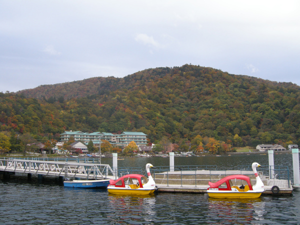 nikko_lake_boat.jpg