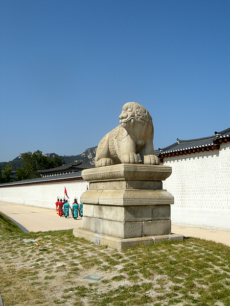 palace_statue_march.jpg palace_statue_march.jpg