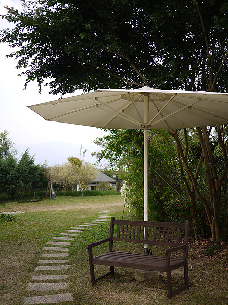 yard_unbrella.jpg yard_unbrella.jpg