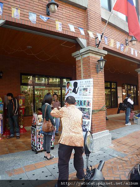 路邊有人在幫人剪影