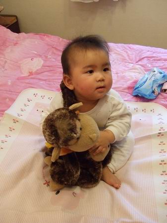 (Ni的爛相機)抱乾媽的猴子娃娃