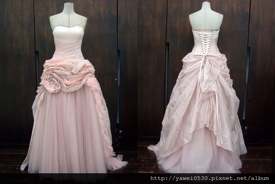 第一套晚禮服: 粉紅色花朵造型澎裙