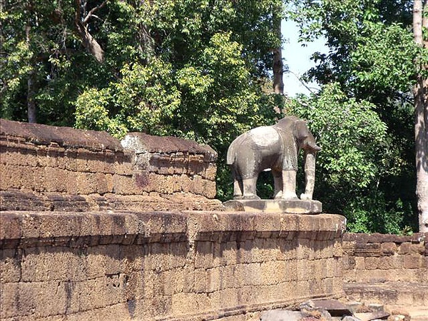 東梅蓬寺-四個角落皆有大象