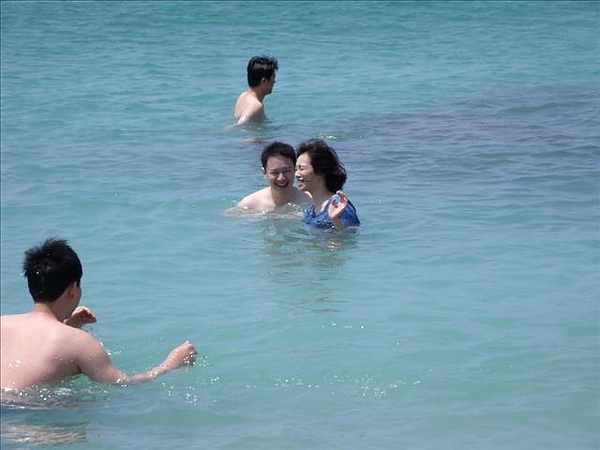 帆船石附近的沙灘-轉眼間劉小杏被拉到水裡了!!!