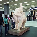 一進入機場,迎接我們的是一頭大象.....