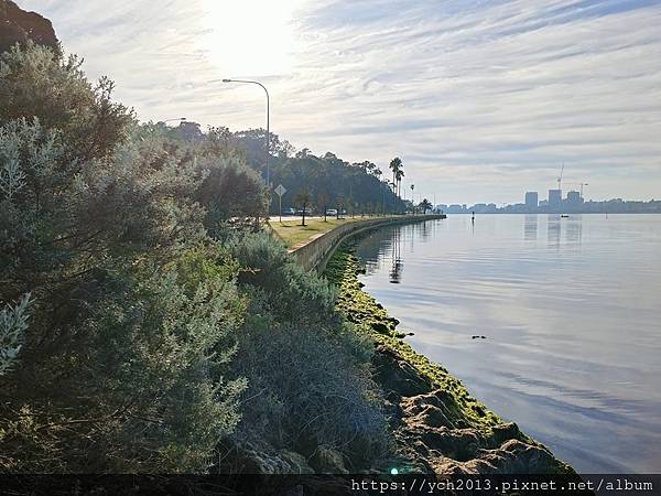 國王公園下方、天鵝河邊的藍色小屋／藍色船屋