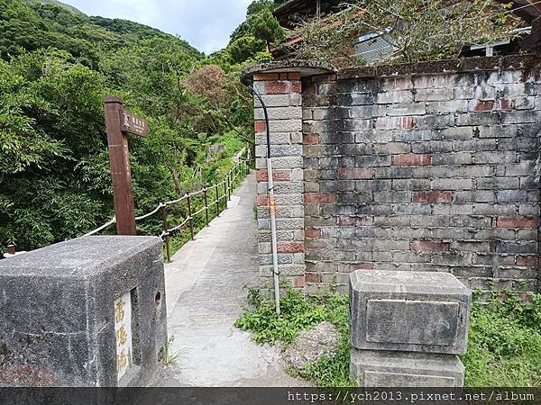 北投東昇路草山觀瀑吊橋，陽明山上輕鬆到達瀑布的步道，夏天泡腳