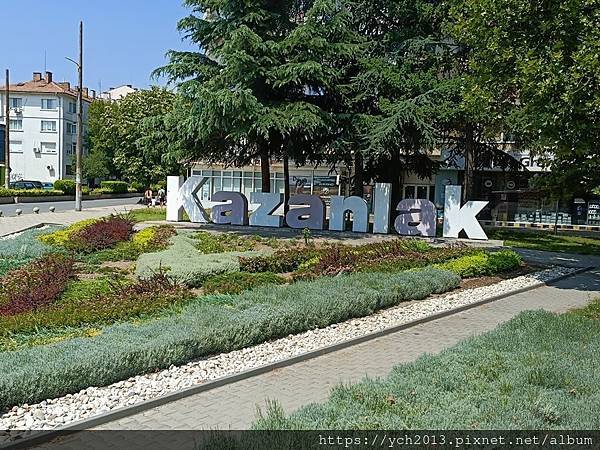 Kazanlak卡贊勒克參觀色雷斯古墓，中午享用午餐(保加利