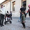 Carolina playing with a kid at Golden Lane, Prague Castle
