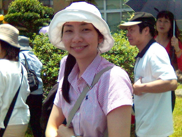努力迸出笑容來