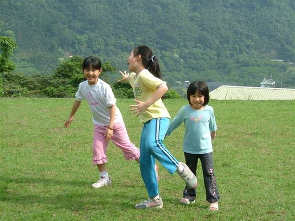 孩子們在草地上從此過著快樂的生活