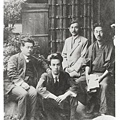 芥川龍之介與友人，中間蹲坐者為芥川龍之介，照片最左邊者為菊池寬，攝於1919年