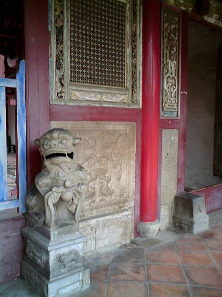 威惠宮大門旁的石獅為咸豐年間重修時的作品