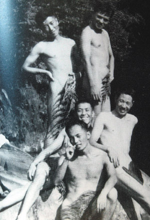 他與戰友楚戈（後排右）與「創世紀」詩社成員在六○年代集體裸身，宣示創作精神的解放！圖／瘂弦提供