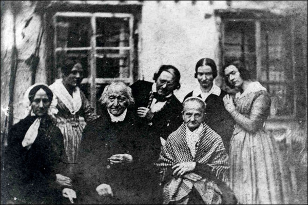 Mozart的遺孀Constanze(左一)，1840年攝於巴伐利亞小鎮