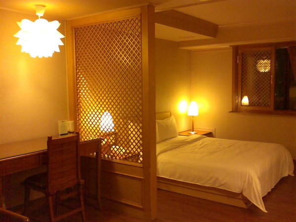 fly 住的旅店，窗外可看見停車場