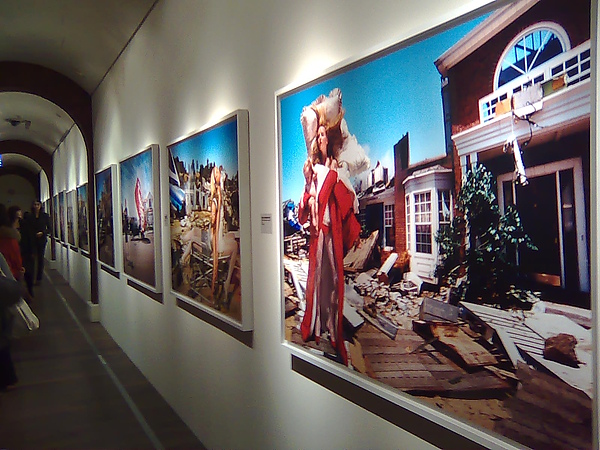 走廊牆上亦掛滿巨幅的攝影作品（毀滅與災難系列）