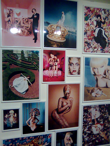 答案揭曉：樓梯邊牆上的作品集