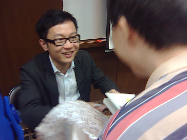 盛弘幫讀者簽名