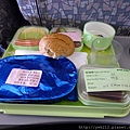 飛機上我訂的素食餐，安安訂兒童餐，都在空姐上餐點前先送過來