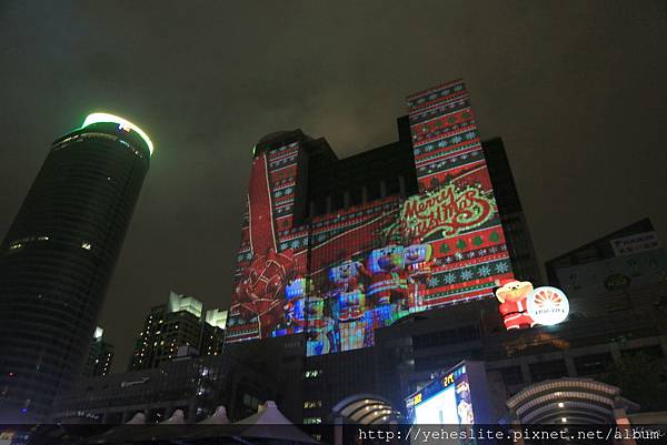 2016新北市歡樂耶誕城 - 細雨裡漫步在浪漫台北街頭，回眸