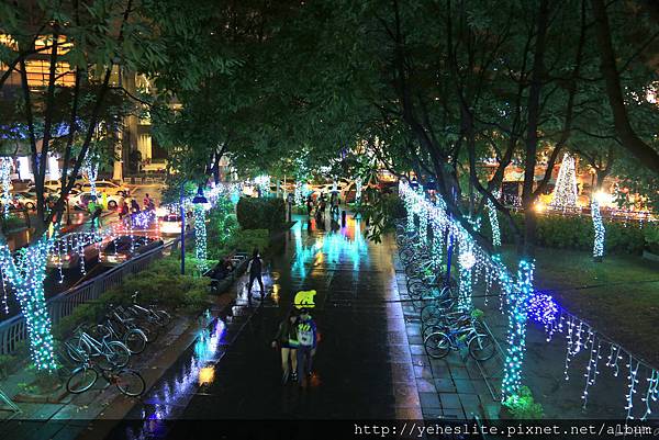 2016新北市歡樂耶誕城 - 細雨裡漫步在浪漫台北街頭，回眸