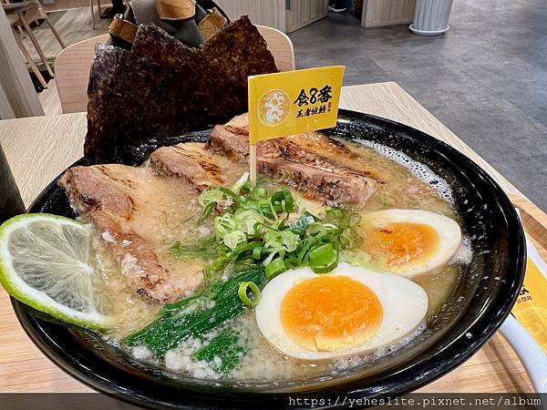 「高雄日式拉麵」食8番王者拉麵（已撤櫃），不只是拉麵，還有丼