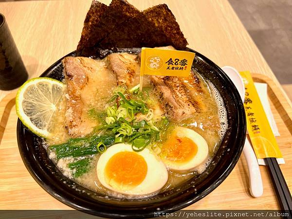 「高雄日式拉麵」食8番王者拉麵（已撤櫃），不只是拉麵，還有丼