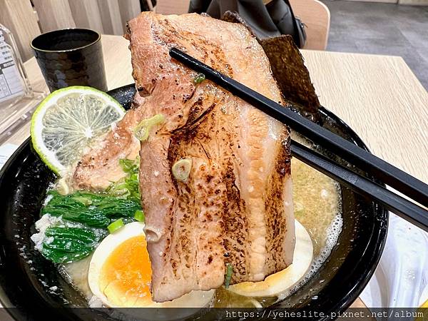 「高雄日式拉麵」食8番王者拉麵（已撤櫃），不只是拉麵，還有丼