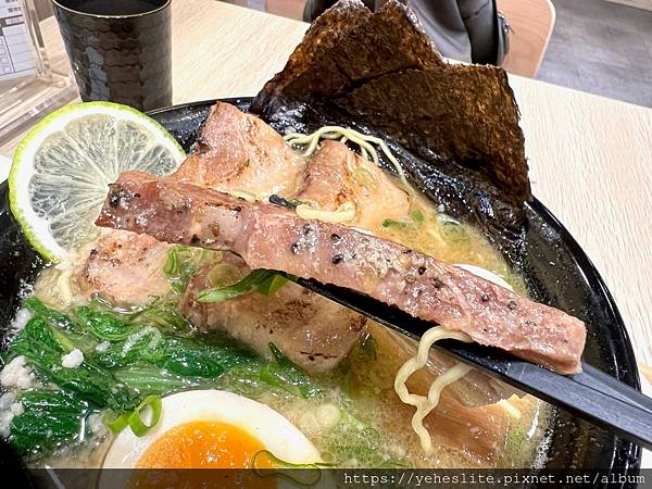 「高雄日式拉麵」食8番王者拉麵（已撤櫃），不只是拉麵，還有丼