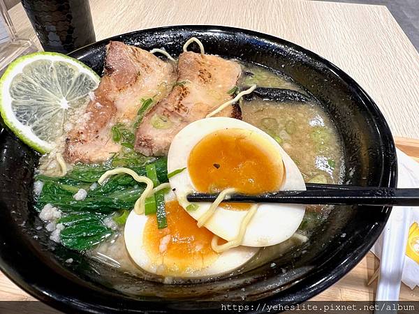 「高雄日式拉麵」食8番王者拉麵（已撤櫃），不只是拉麵，還有丼