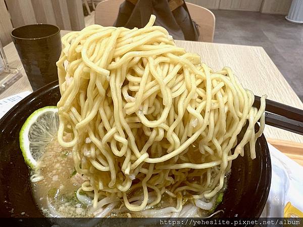 「高雄日式拉麵」食8番王者拉麵（已撤櫃），不只是拉麵，還有丼