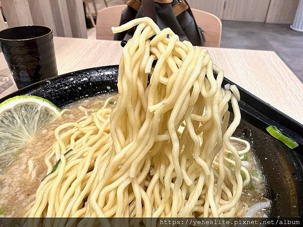 「高雄日式拉麵」食8番王者拉麵（已撤櫃），不只是拉麵，還有丼